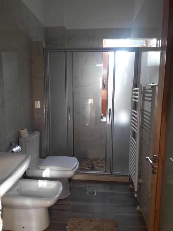 Hotel Bujtina Bicolli Korce Extérieur photo
